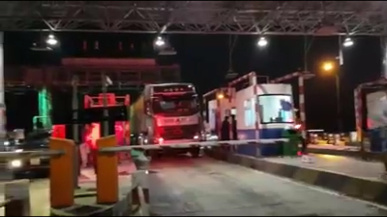 Đường xấu, tài xế dừng xe giữa trạm BOT đòi... chất vấn lãnh đạo - Ảnh 4.