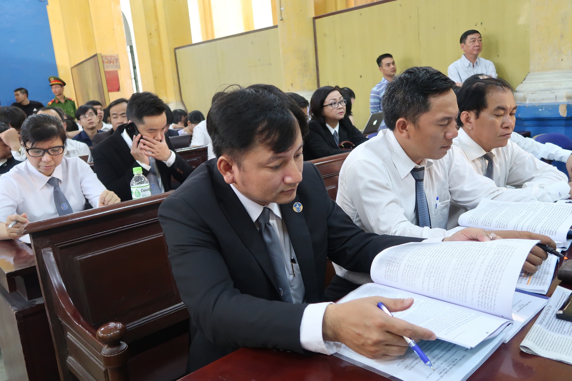Tòa xử đại án Trầm Bê: Trầm Bê vui vẻ, Phạm Công Danh than mệt
