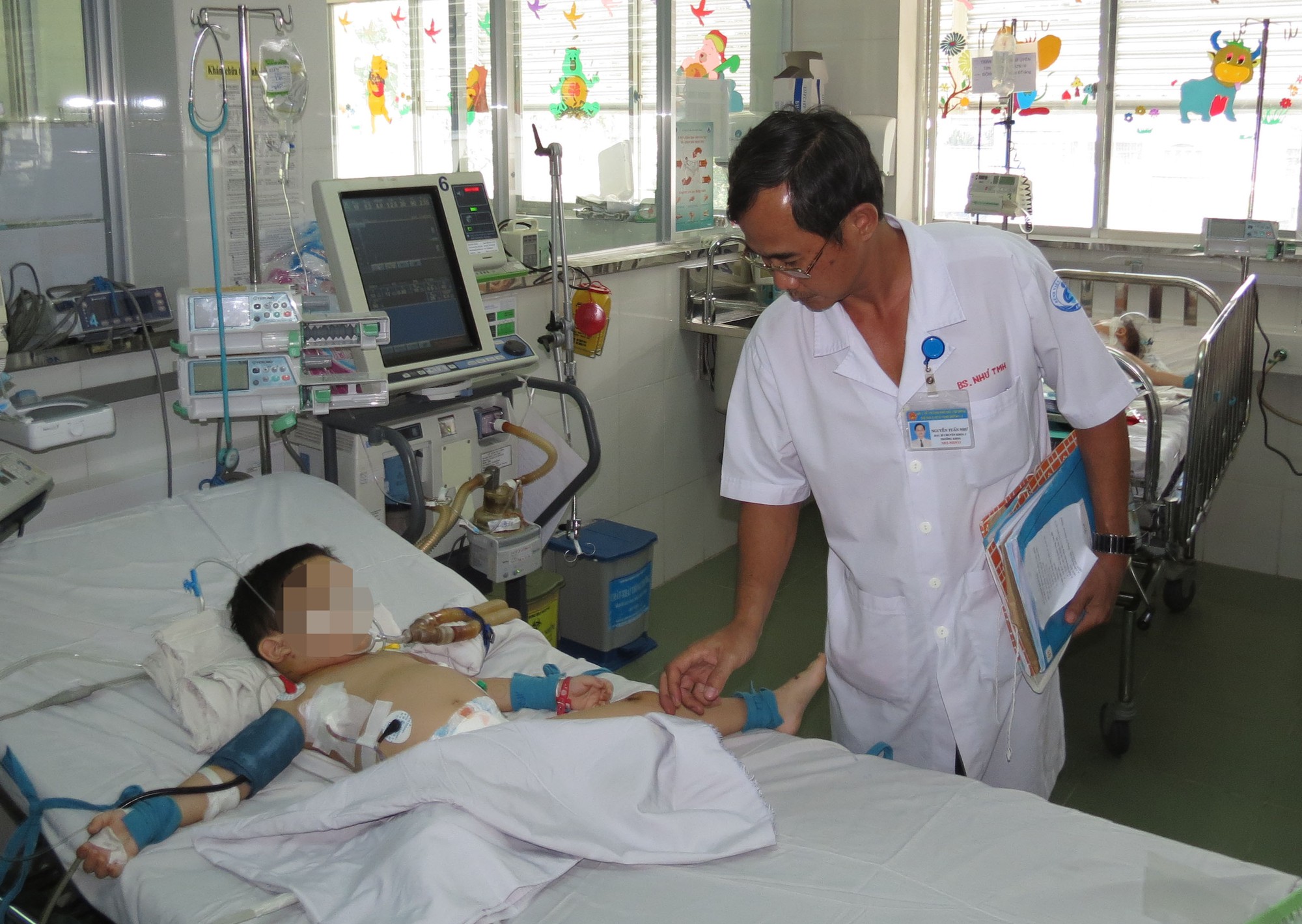 Chơi với chó, bé bị mất mũi, bé suýt mất mạng