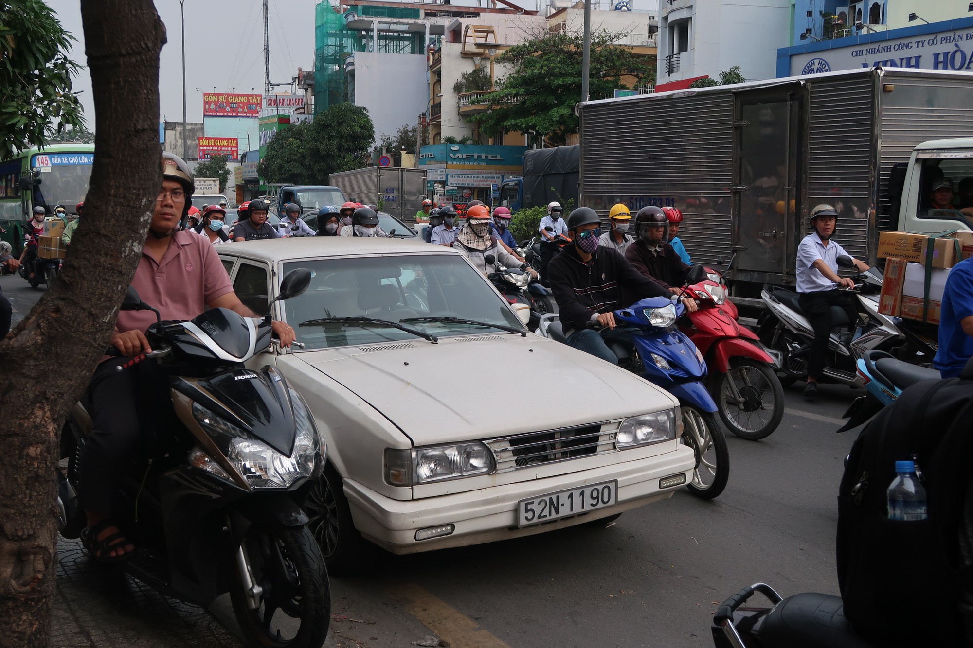 Ô tô "mua đường" gây kẹt đường Cộng Hòa mỗi ngày