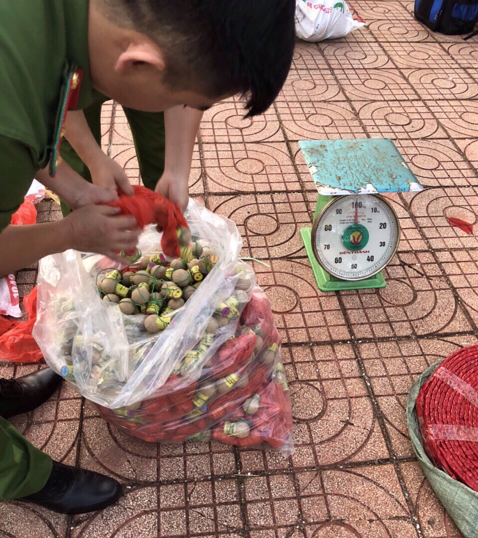 Gần Tết, hàng cấm ùn ùn qua Tây Nguyên