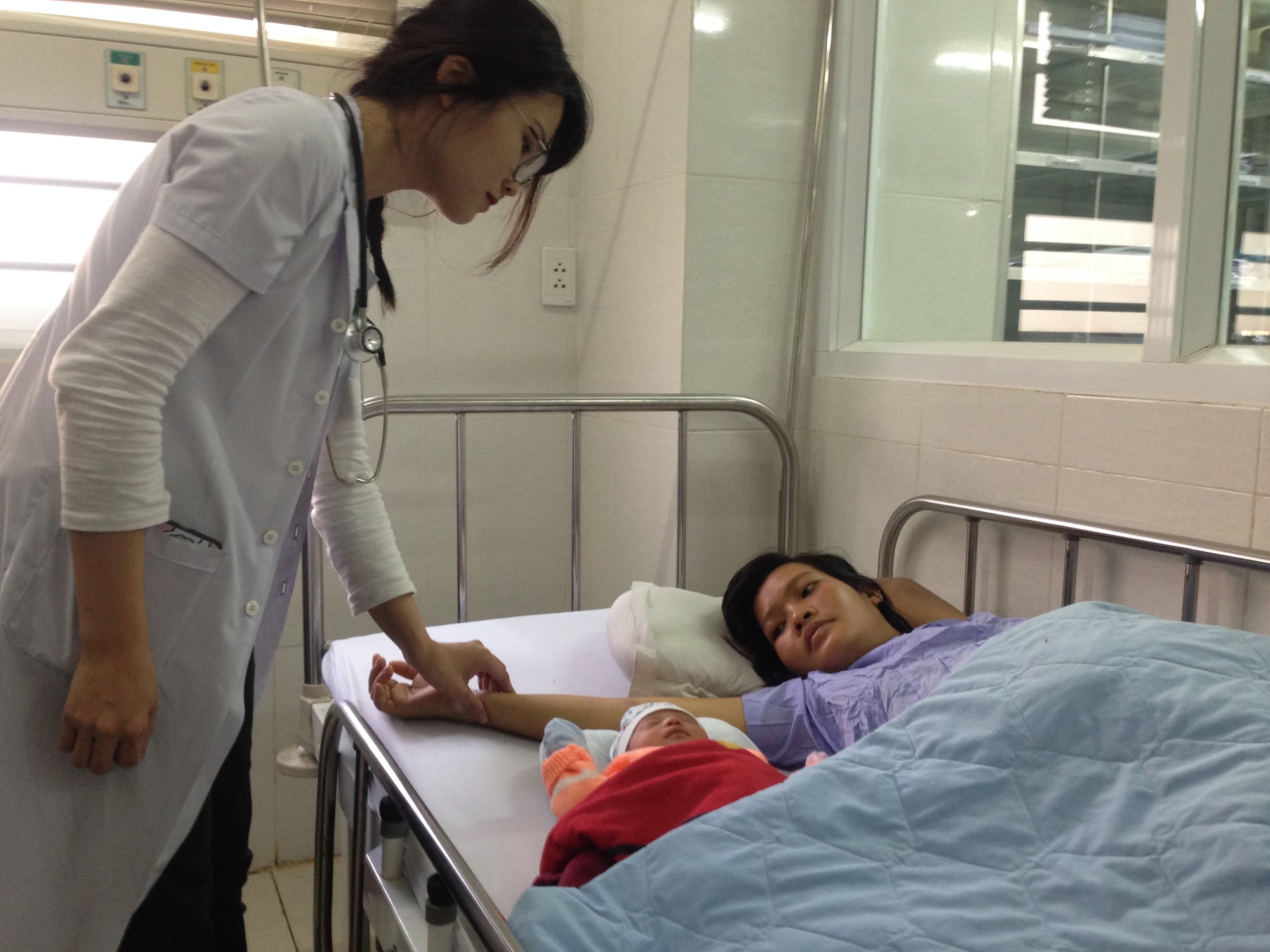 Truyền hơn 4 lít máu, cứu sản phụ bị gan nhiễm mỡ cấp