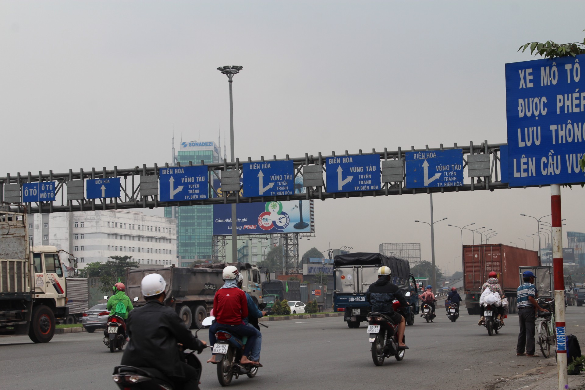 Cảnh loạn x&agrave; ngầu ở BOT cầu Đồng Nai - Ảnh 5.