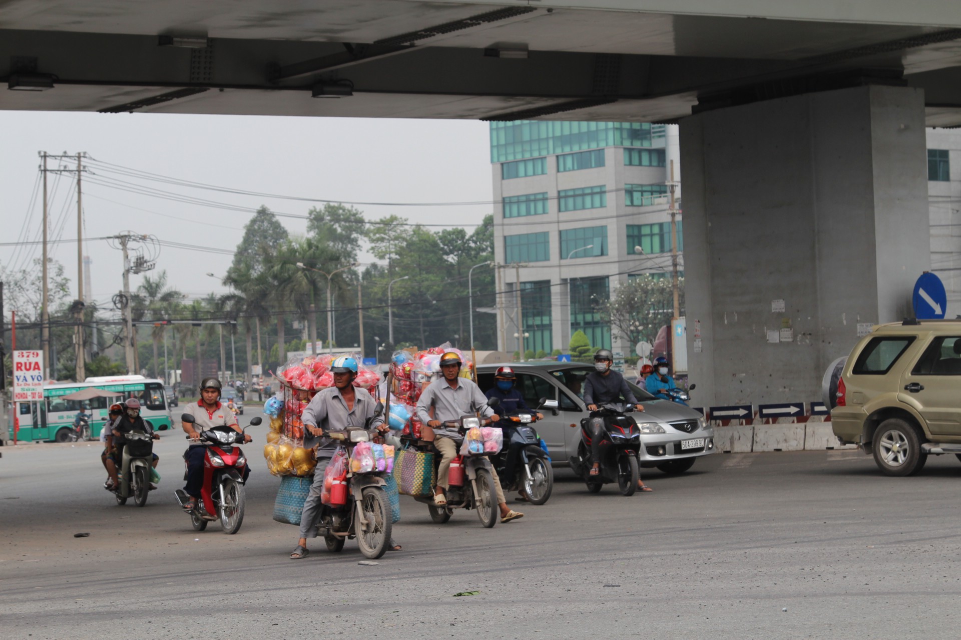 Cảnh loạn x&agrave; ngầu ở BOT cầu Đồng Nai - Ảnh 4.
