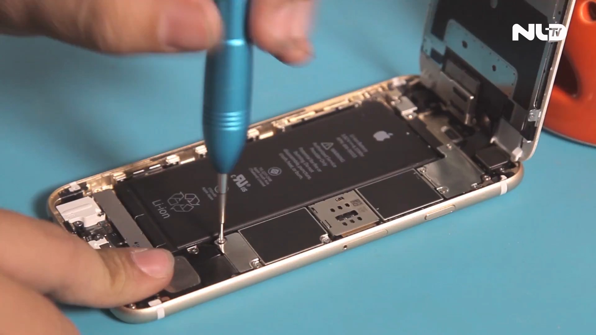 Người dùng tại TP HCM bắt đầu được đổi pin cho iPhone bị chậm