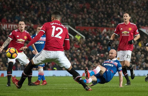 Lập 3 si&ecirc;u phẩm, Man Unitedđ&egrave; bẹp Stoke City ở Old Trafford - Ảnh 3.