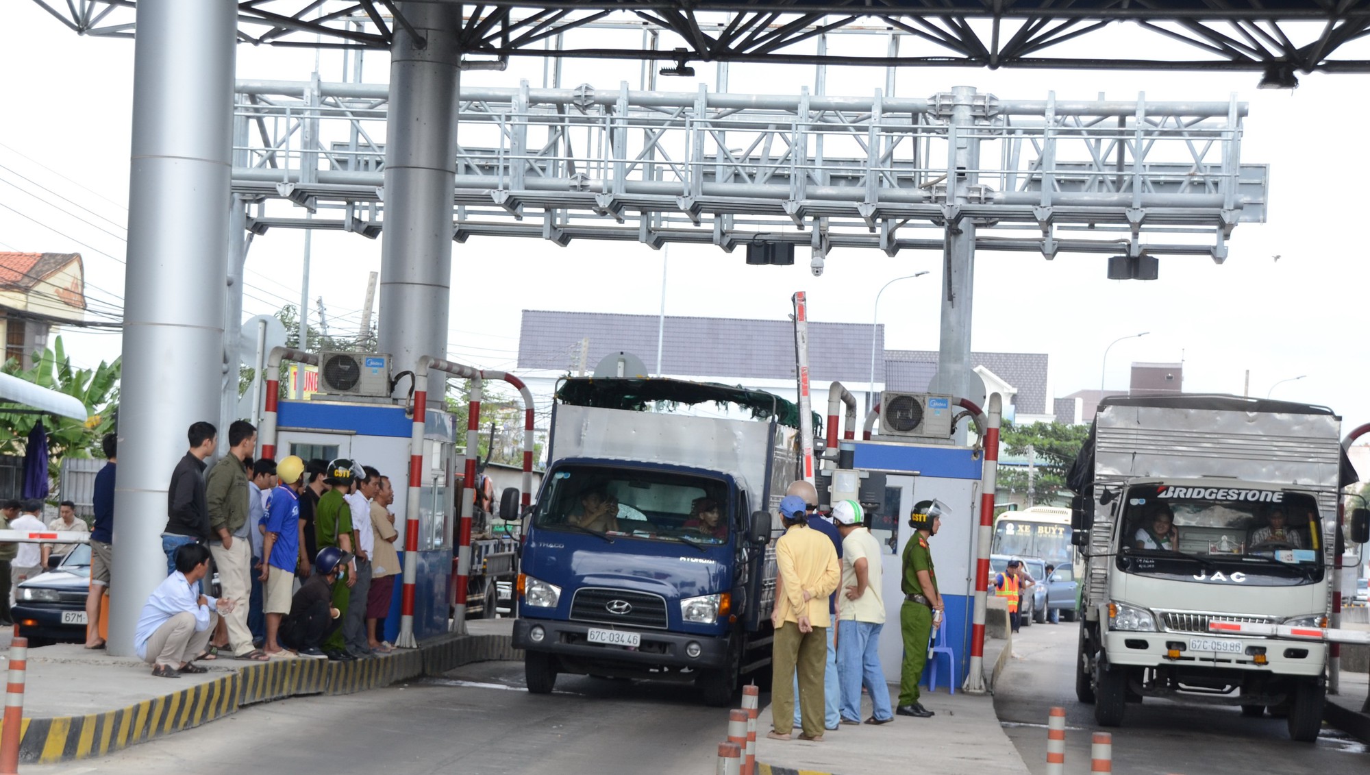 Tài xế phản ứng, đòi dời Trạm thu phí T2 trên Quốc lộ 91