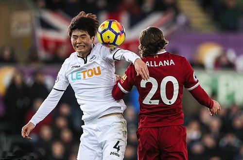 Ra mắt si&ecirc;u trung vệ, Liverpool gục ng&atilde; trước Swansea - Ảnh 5.
