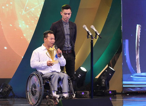 Lực sĩ khuyết tật Lê Văn Công làm việc nghĩa mùa đại dịch