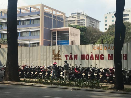 Bí mật sau vỉa hè quận 1: Chân dung các "ông chủ"!
