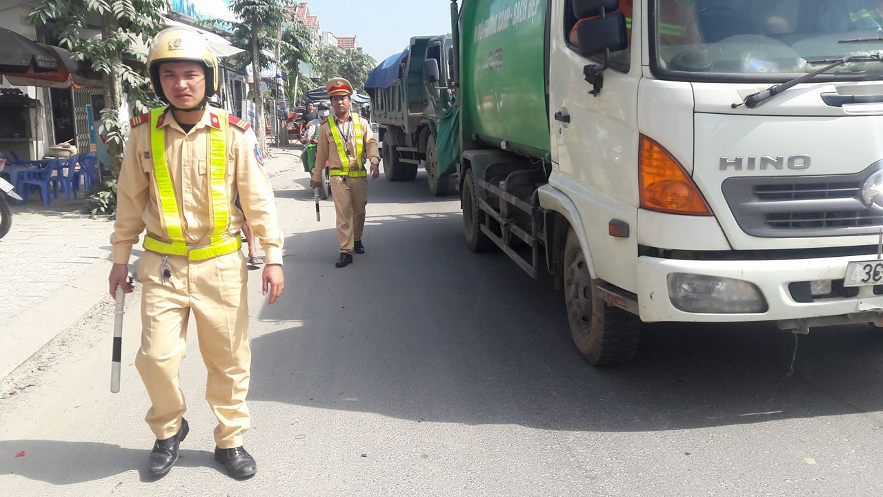 Dân rào đường phản đối xe tải chở đất gây ô nhiễm - Ảnh 7.