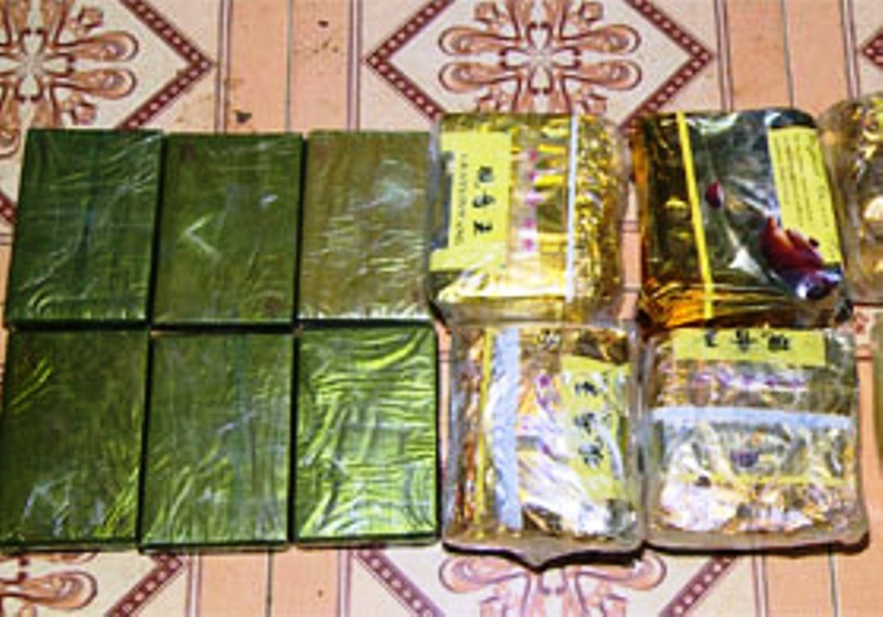 Thấy cảnh s&aacute;t, vứt xe m&aacute;y, n&eacute;m 6 b&aacute;nh heroin v&agrave; 6 kg ma t&uacute;y đ&aacute; bỏ chạy - Ảnh 2.