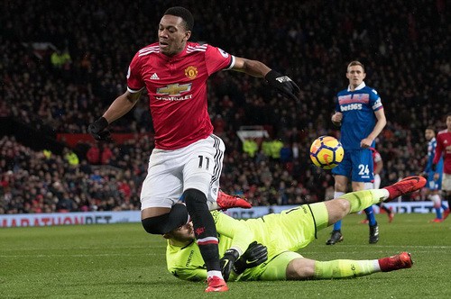 Lập 3 si&ecirc;u phẩm, Man Unitedđ&egrave; bẹp Stoke City ở Old Trafford - Ảnh 4.