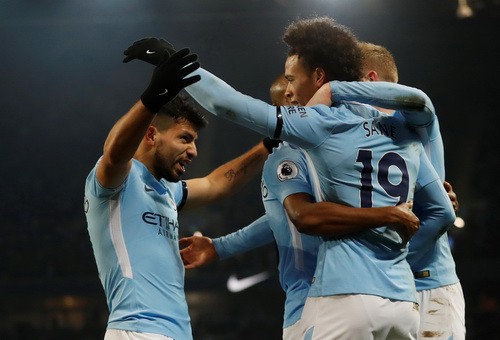 Nhấn chìm Newcastle, Man City thách thức sân cỏ Anh