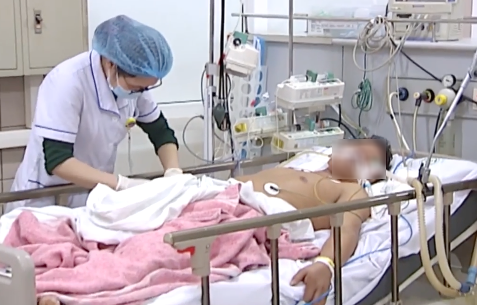 Bị bạn khích, 1 mày râu uống 1,5 lít rượu rồi... đi cấp cứu