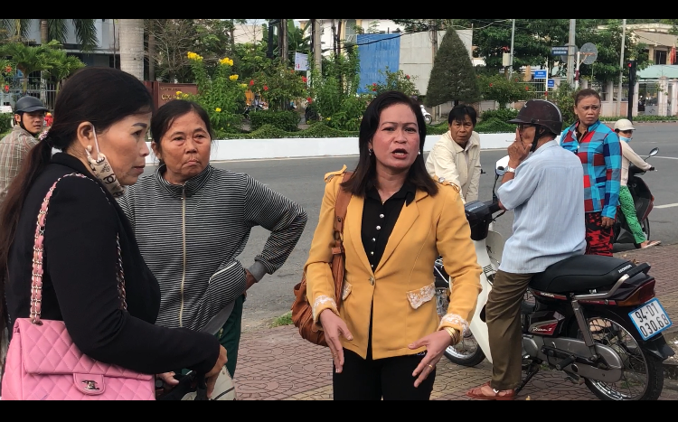 Người nhà náo loạn khi kẻ dâm ô khiến bé gái tự tử lãnh án 7 năm tù - Ảnh 2.