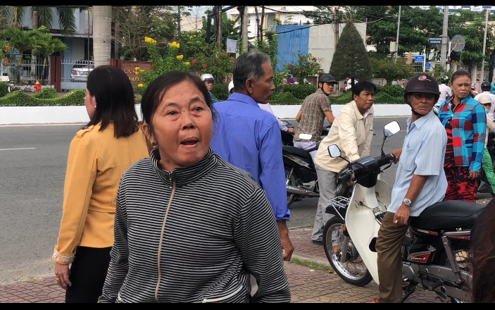 Người nhà náo loạn khi kẻ dâm ô khiến bé gái tự tử lãnh án 7 năm tù - Ảnh 3.