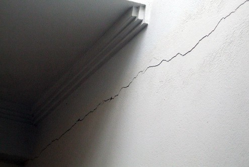 Nhà xây 300 triệu đồng bị nứt, đòi đền… 800 triệu đồng