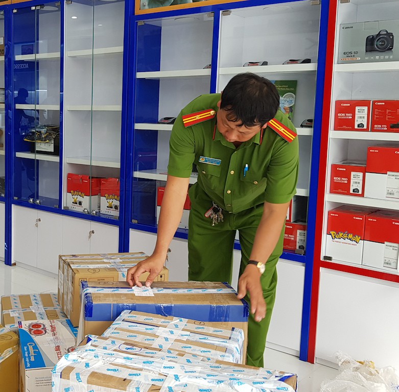 zShop Cần Thơ chứa điện thoại, máy ảnh... không rõ nguồn gốc