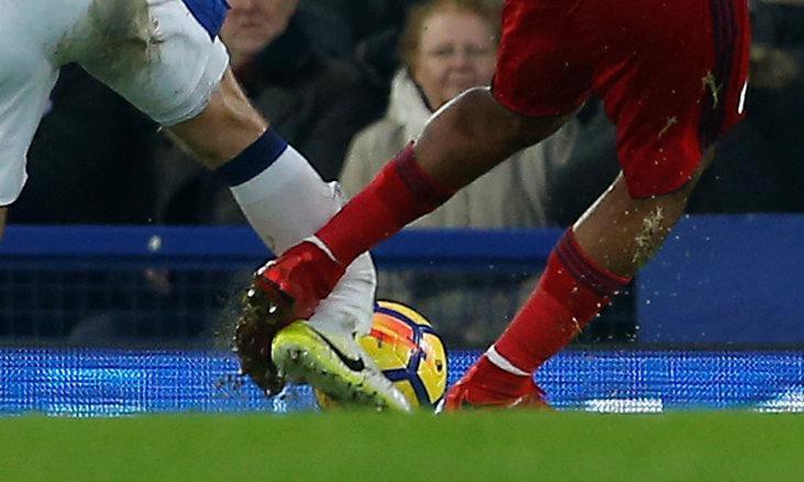 Tiền đạo West Brom s&uacute;t g&atilde;y ch&acirc;n đối thủ - Ảnh 3.