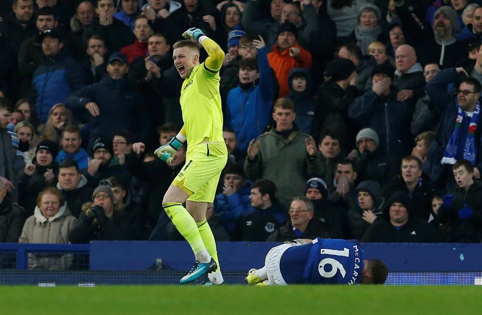Tiền đạo West Brom s&uacute;t g&atilde;y ch&acirc;n đối thủ - Ảnh 5.