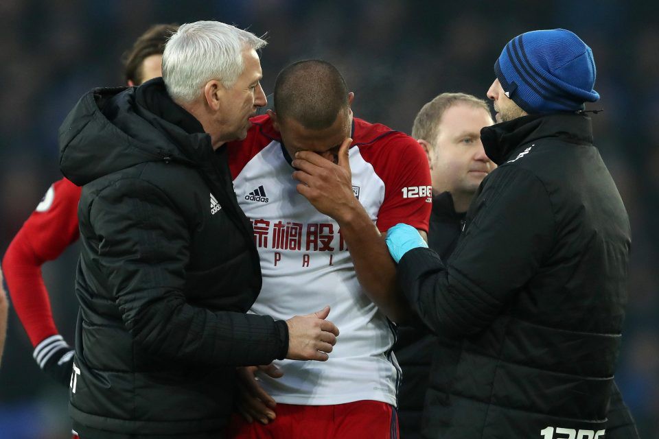 Tiền đạo West Brom s&uacute;t g&atilde;y ch&acirc;n đối thủ - Ảnh 7.