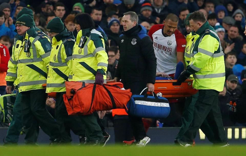 Tiền đạo West Brom s&uacute;t g&atilde;y ch&acirc;n đối thủ - Ảnh 6.