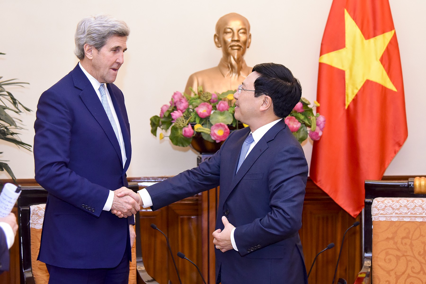 Phó Thủ tướng tiếp cựu Ngoại trưởng Mỹ John Kerry