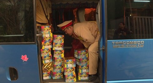 Xe khách qua Lào mua 44 kg pháo hoa về bán