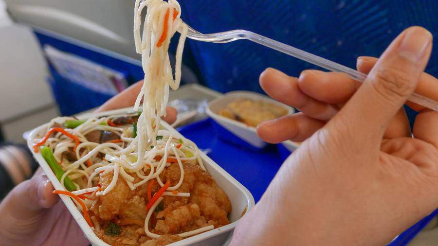 Bạn sẽ kh&ocirc;ng ăn tr&ecirc;n m&aacute;y bay khi biết l&yacute; do n&agrave;y  - Ảnh 1.