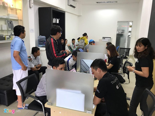 Người dùng Việt Nam ùn ùn đổi pin iPhone, trung tâm bảo hành Apple quá tải