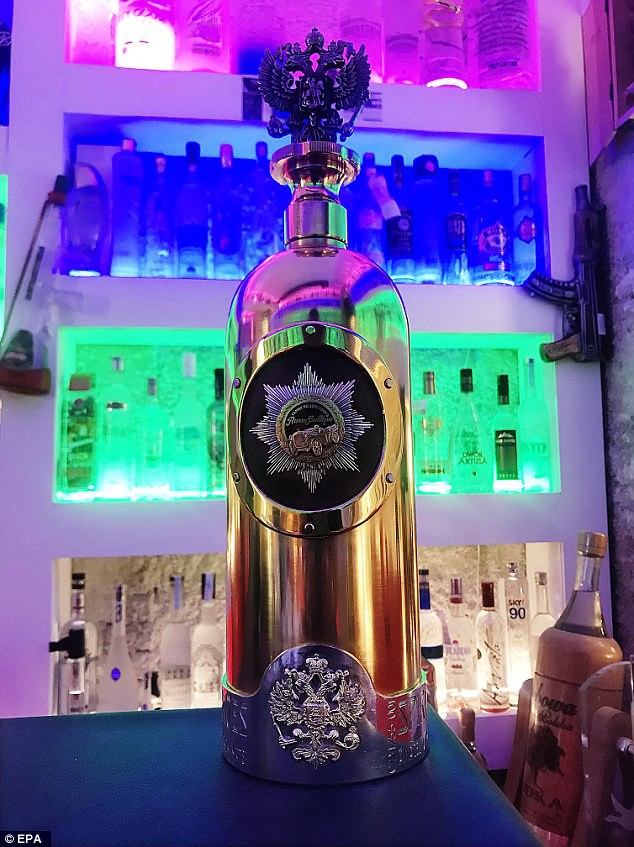 Trộm chai vodka đắt nhất thế giới, uống cạn rồi vứt bỏ