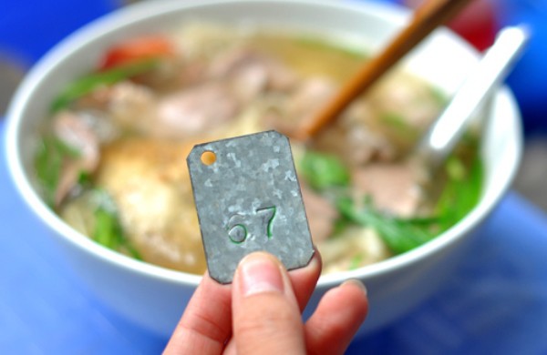 Những quán ăn phải xếp số nhưng vẫn nườm nượp khách ở Hà Nội