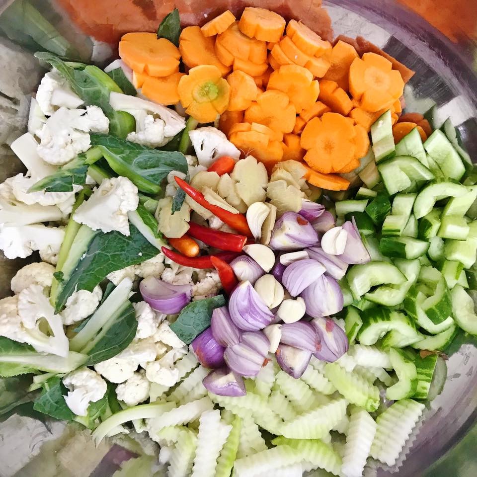 Bật mí cách làm dưa muối đang “gây bão” mạng xã hội - Ảnh 2.