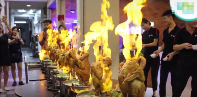 Độc đáo món gà nguyên con "khiêu vũ" bốc lửa trên nồi súp