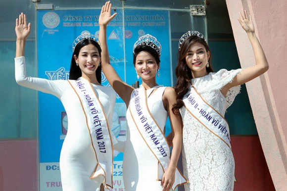 Về thăm trường cũ, HHen Niê được chào đón nồng nhiệt - Ảnh 2.