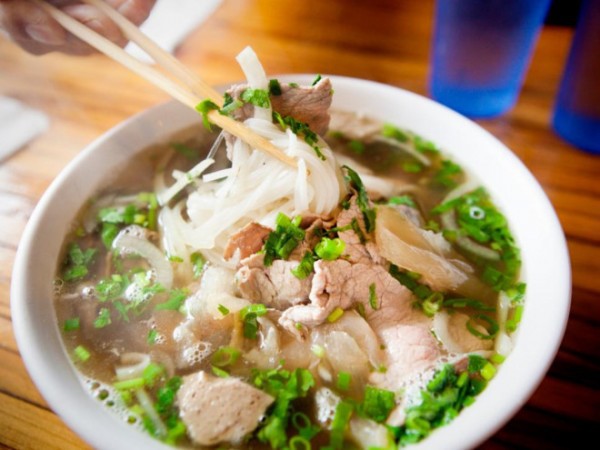 Gánh phở ‘kỳ lạ’ chỉ bán lúc nửa đêm nhưng khách vẫn mê mệt - Ảnh 1.