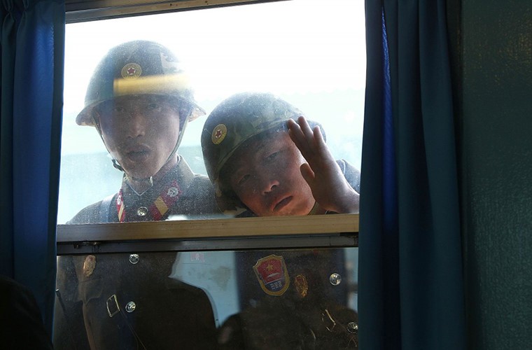Những khoảnh khắc đời thường đến kh&oacute; tin tại B&agrave;n M&ocirc;n Điếm - Ảnh 2.