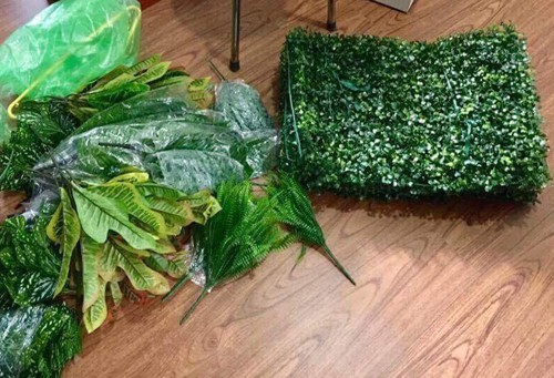 Tự làm tường hoa giả đón Tết chỉ với một triệu đồng - Ảnh 1.