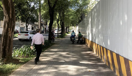 Trở lại những b&atilde;i giữ xe vua tr&ecirc;n vỉa h&egrave; quận 1 - Ảnh 4.