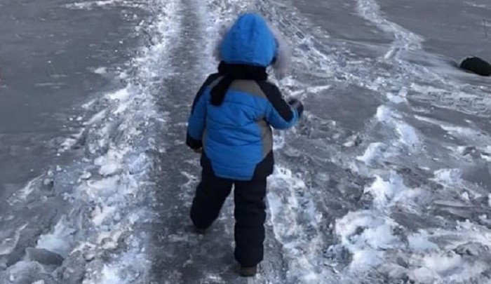 Lạ lùng tuyết đen ở Kazakhstan