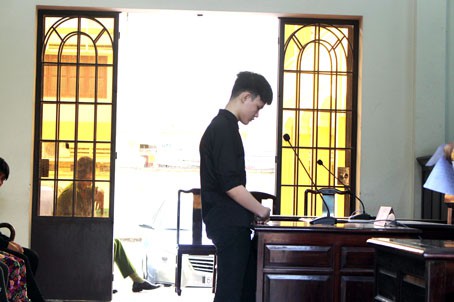 Đời khuyết khi tuổi trăng tròn