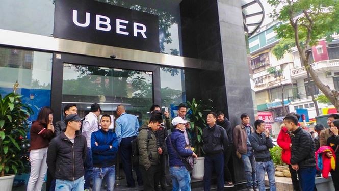 Tài xế Uber, Grab lo vỡ nợ dù 'cày' cật lực