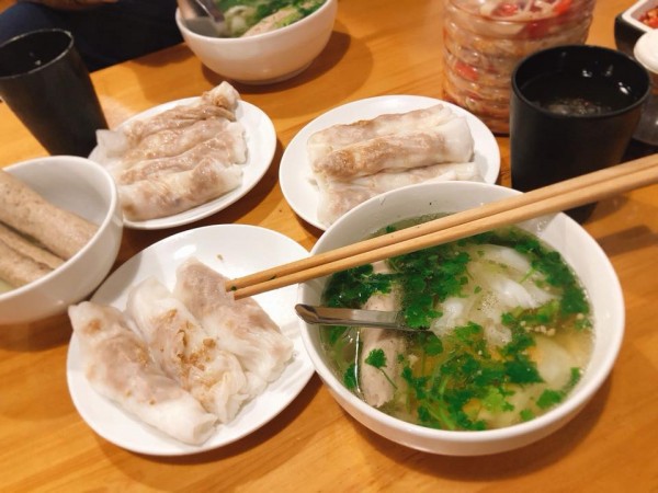 Đặc sản bánh cuốn canh Cao Bằng ‘gây sốt’ ở Hà Nội