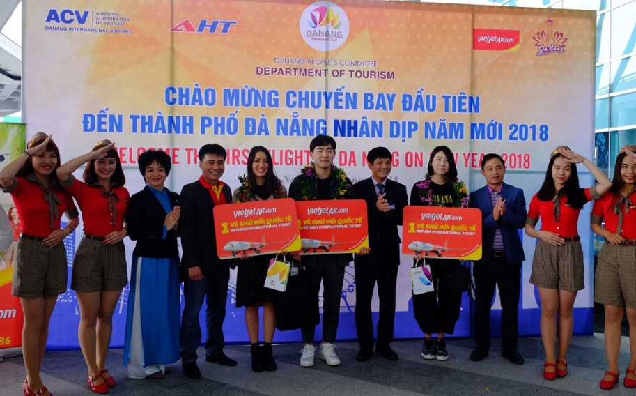 Vietjet tưng bừng ch&agrave;o đ&oacute;n những h&agrave;nh kh&aacute;ch đầu ti&ecirc;n năm 2018 - Ảnh 11.