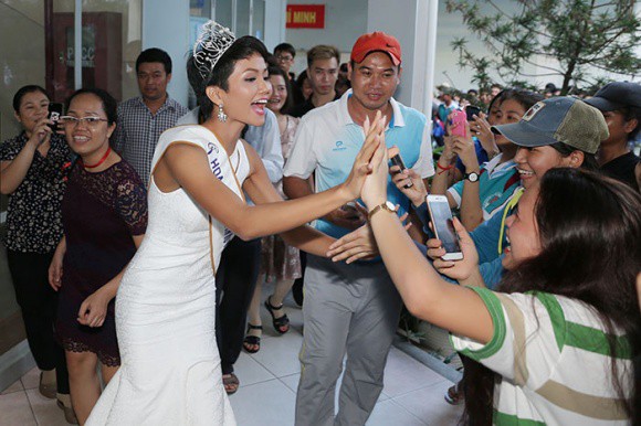 Về thăm trường cũ, HHen Niê được chào đón nồng nhiệt - Ảnh 15.