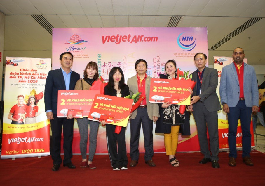 Vietjet tưng bừng chào đón những hành khách đầu tiên năm 2018