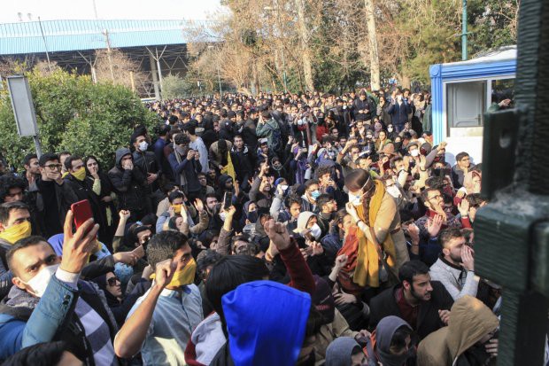 Iran: Cố trộm s&uacute;ng cảnh s&aacute;t, 6 người biểu t&igrave;nh thiệt mạng - Ảnh 3.