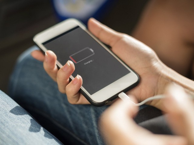4 thói quen sạc pin tưởng như gây hại nhưng lại tốt cho smartphone