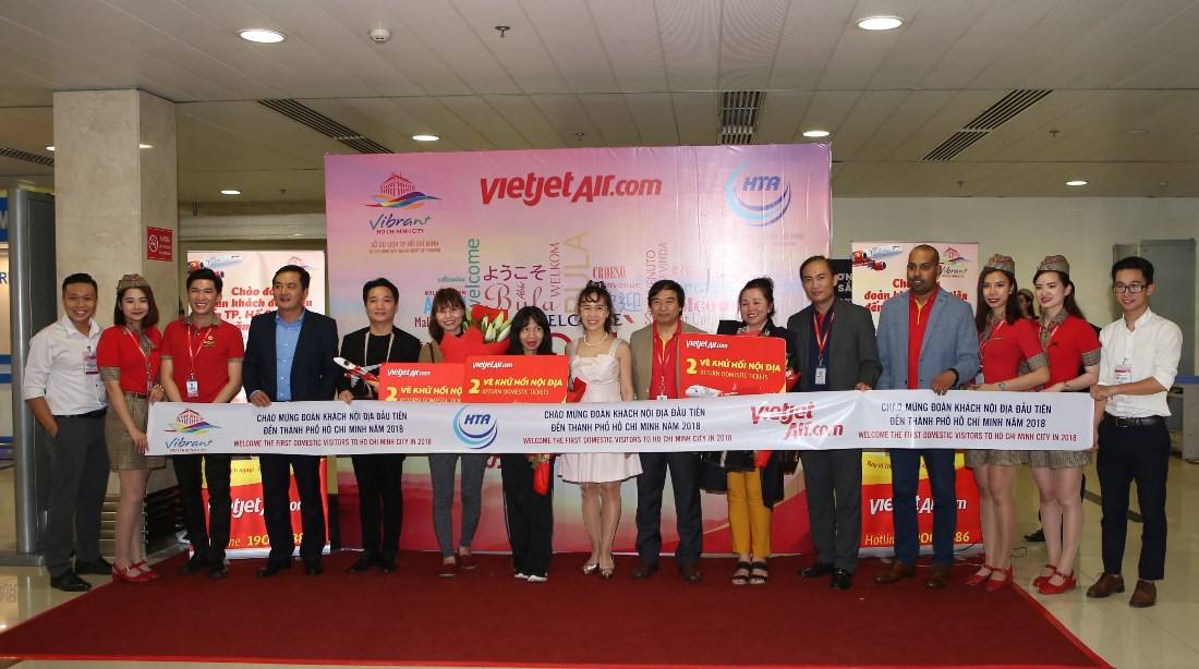 Vietjet tưng bừng ch&agrave;o đ&oacute;n những h&agrave;nh kh&aacute;ch đầu ti&ecirc;n năm 2018 - Ảnh 4.